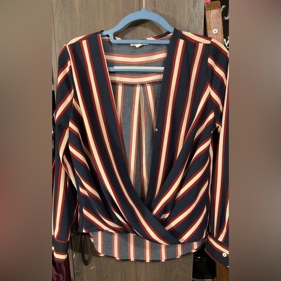 Gilli Tops - GILI Blouse, twist tie front, dress up or down. Size small